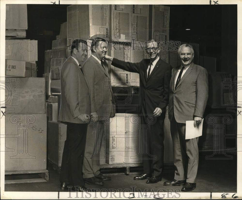 Load image into Gallery viewer, 1969 Press Photo Sears, Roebuck and Co. donates to the American Red Cross
