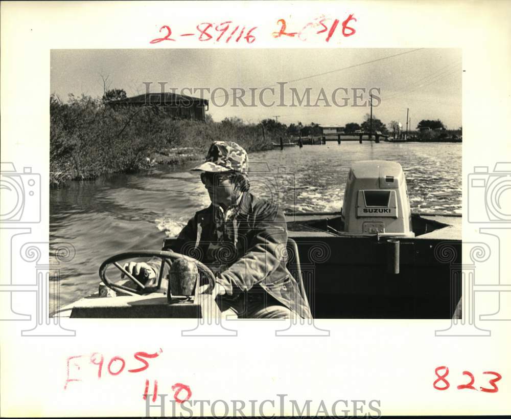 1988 Press Photo Mike Smith travels through the marshland he rents for duck hunt- Historic Images