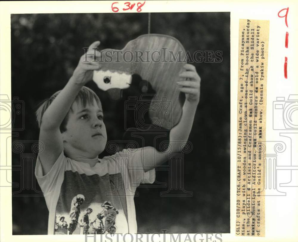 1988 Press Photo Jamie Craft with a clown at Slidell Artists &amp; Craftsmen Guild.- Historic Images