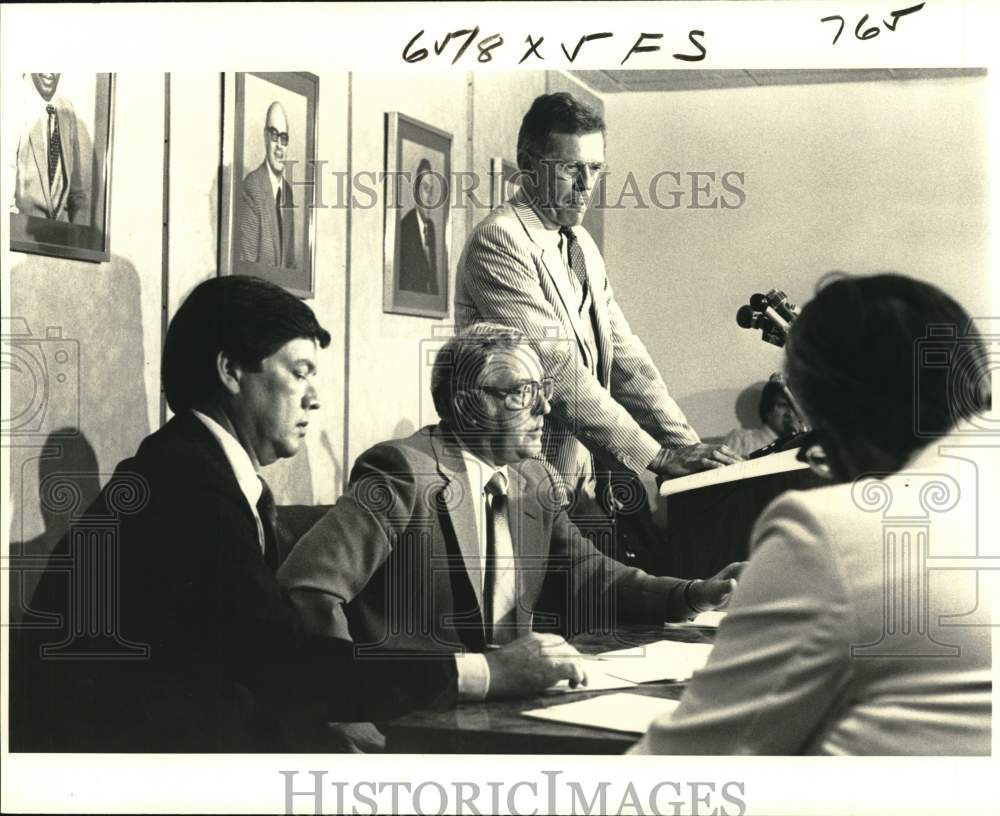 1979 Press Photo Participants in New Orleans Jazz lawsuit speak with press- Historic Images