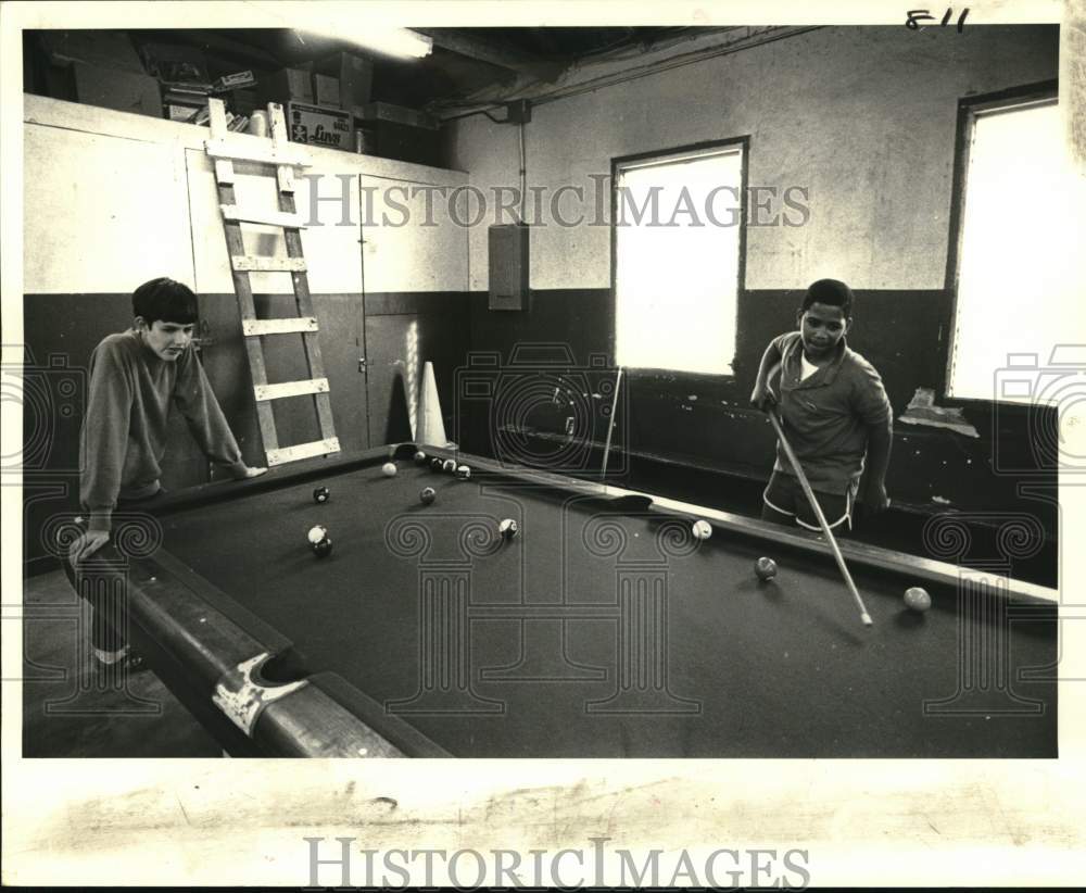 1983 Press Photo David Hunt &amp; Johnnie Whitehead play pool at Slidell Boys Club- Historic Images