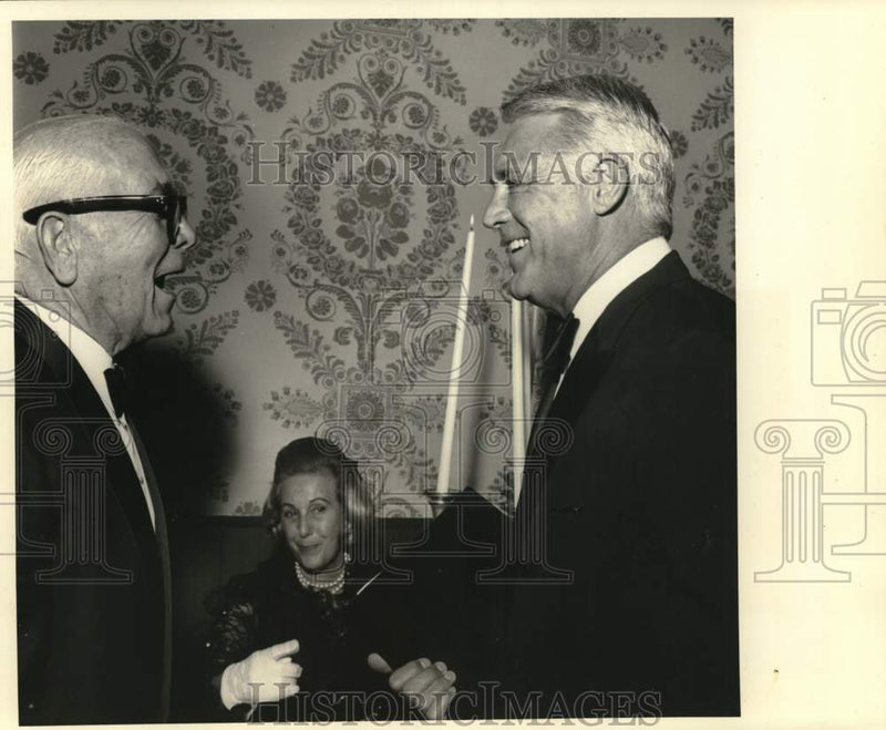 Load image into Gallery viewer, 1969 Press Photo Spyros Skouras &amp; Cary Grant at charity event for children
