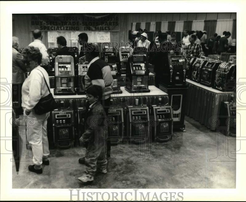 Load image into Gallery viewer, 1993 Press Photo Very old Slot Machines on Exhibit by Anthony J. Schneller
