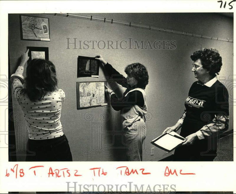 Load image into Gallery viewer, 1983 Press Photo Pictures for Young Artists Show at Slidell Municipal Auditorium
