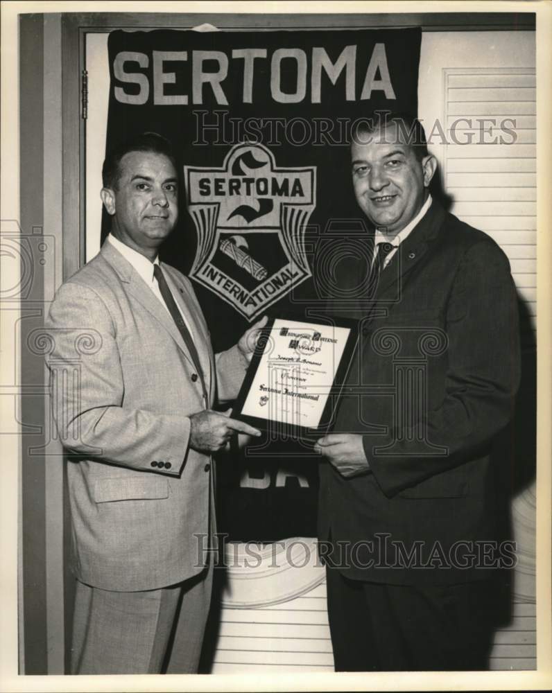 Load image into Gallery viewer, 1959 Press Photo Joseph Sonamo receives plaque at Sertoma International meeting
