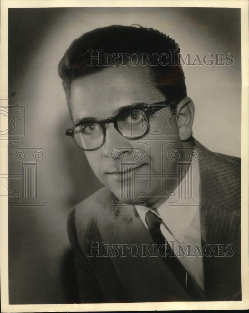 1958 Press Photo David Steinberg, financial writer for New York Herald-Tribune- Historic Images