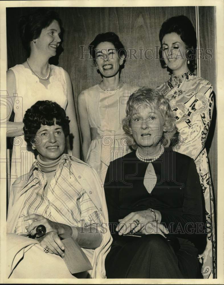 Load image into Gallery viewer, 1973 Press Photo Women in Communication meeting at Marriott Hotel - noc62115
