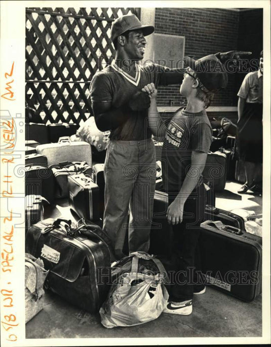 1983 Press Photo Rueben Cato talks with Marty Fernandez about Special Olympics- Historic Images