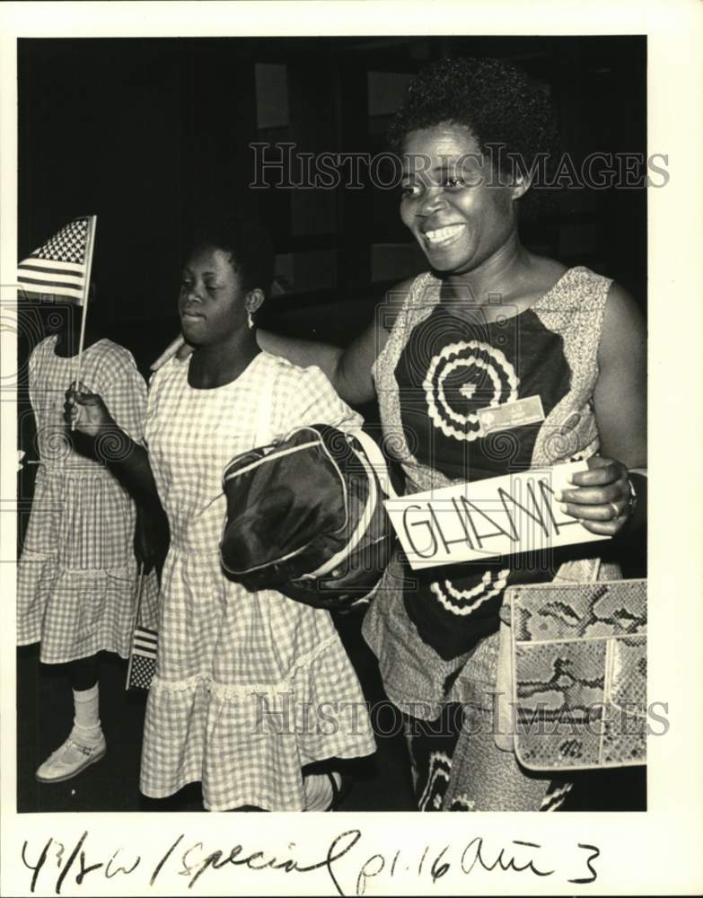 1983 Press Photo Liz Ocloo greets Eunice Keteku of Ghana at New Orleans airport- Historic Images