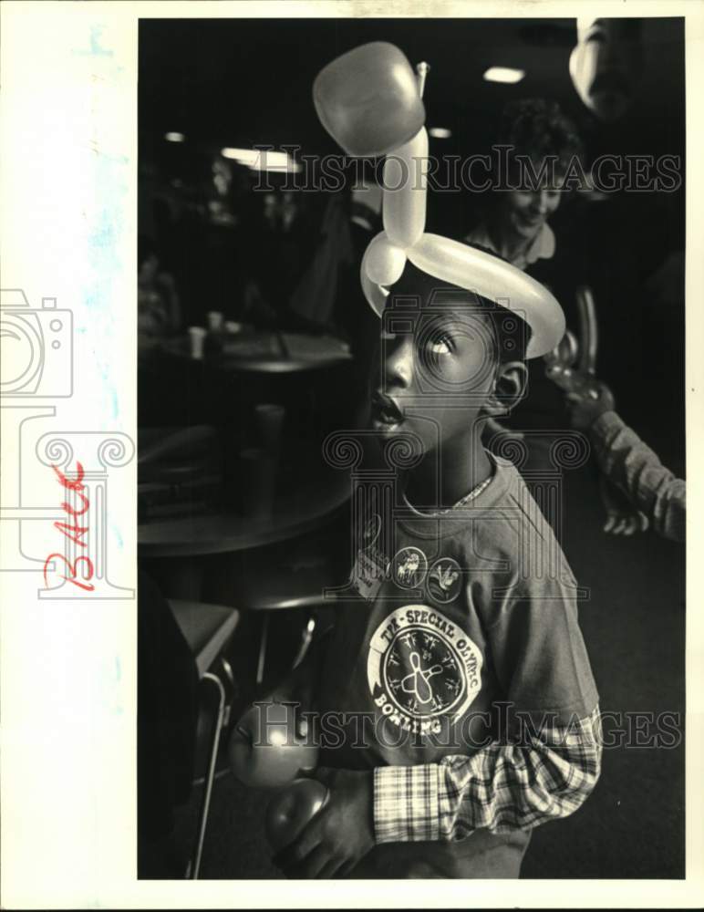 1984 Press Photo Robert Duhe sees balloon hat at Special Olympics bowling meet- Historic Images