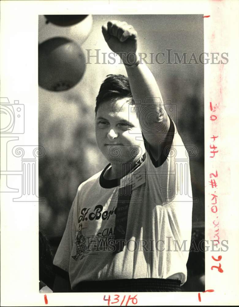 1986 Press Photo Ricky Cyrus receive ribbon for softball at Special Olympics- Historic Images