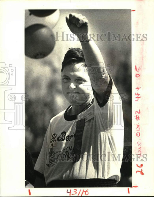 1986 Press Photo Ricky Cyrus receive ribbon for softball at Special Olympics- Historic Images