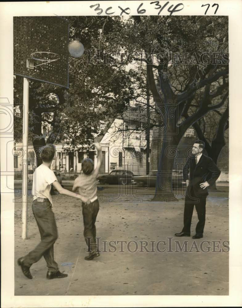 1965 Press Photo The Reverend Allen Stephens watches boys play basketball- Historic Images