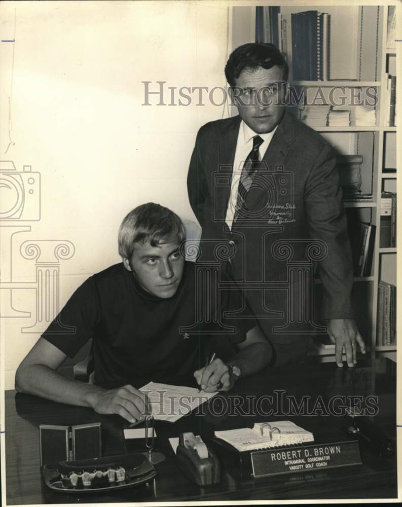 1970 Press Photo Stan Stopa, top junior golfer with LSUNO golf Bob Brown- Historic Images