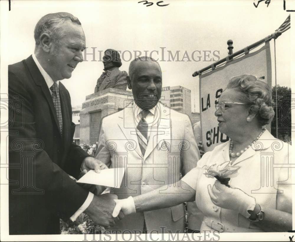 1971 Press Photo Mary Dolphin LaSalle principal greeted by Orleans school board- Historic Images