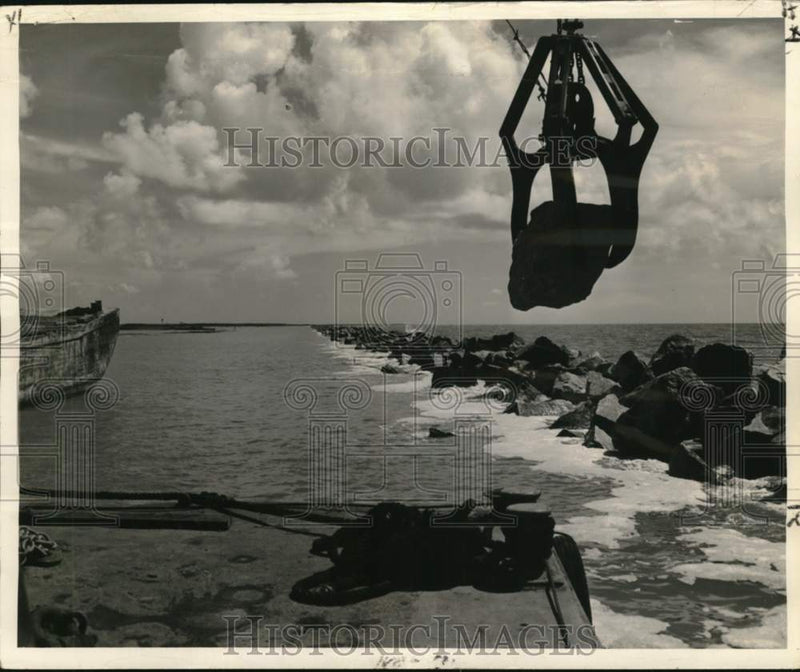 Load image into Gallery viewer, 1955 Press Photo Dredging operation in the Southwest Pass in New Orleans
