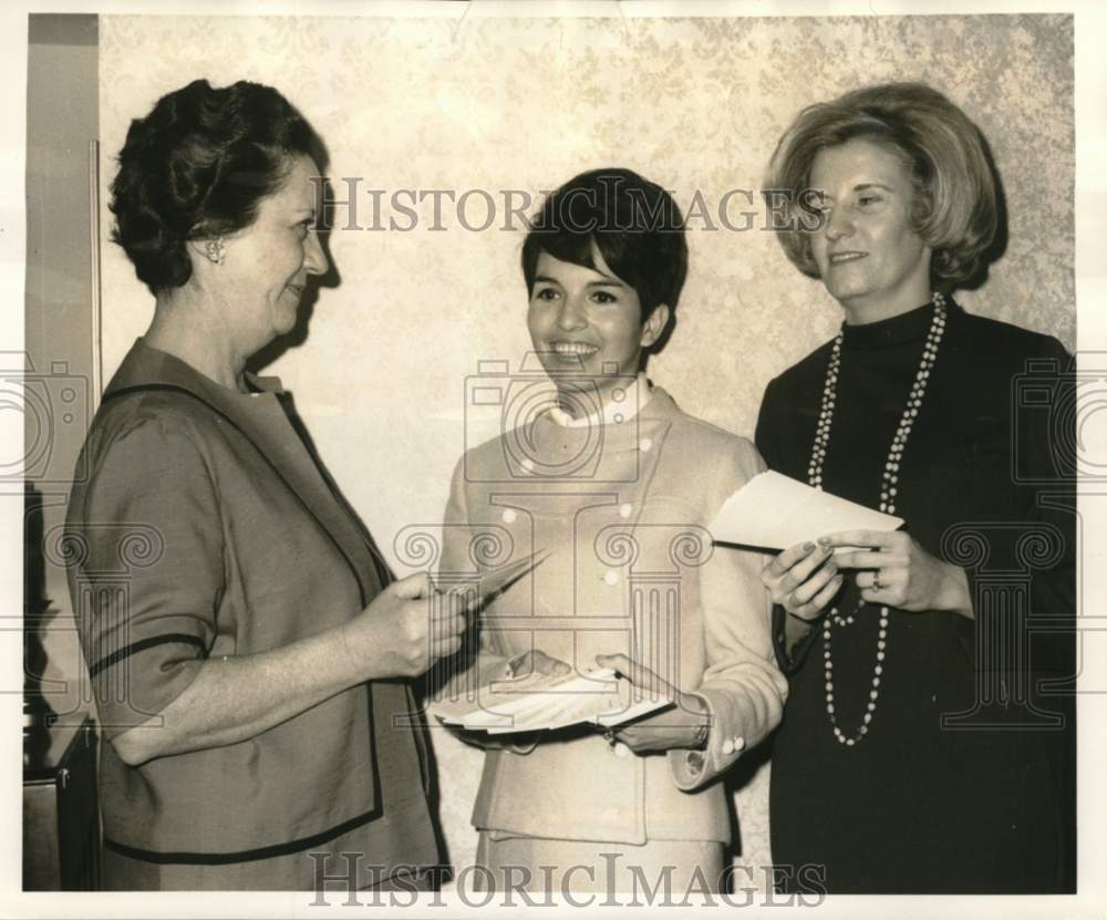 1968 Press Photo Mrs. Maurice Souvestre &amp; Mrs. Henriette Levi- Clipt Wings