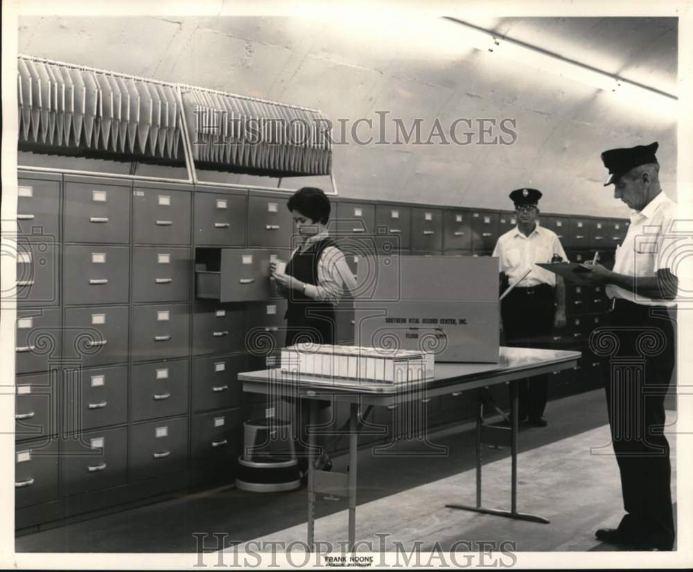 1964 Press Photo Guards with Tommy Lou Davis who files records in vault- Historic Images