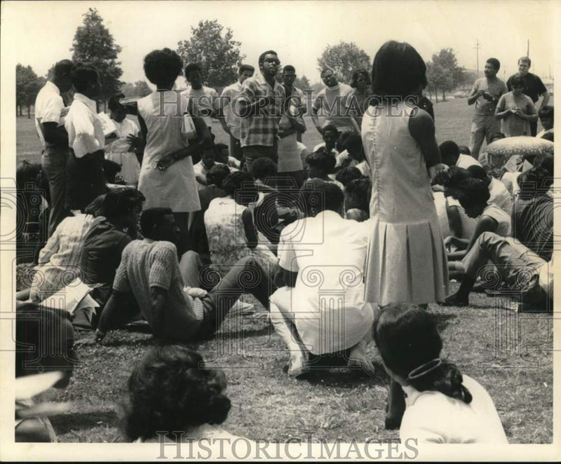 Load image into Gallery viewer, 1969 Press Photo Student demonstration at Southern University in New Orleans
