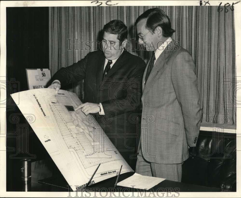 1972 Press Photo Norman Zucker, Robert Sonfield view Maison Blanche drawings