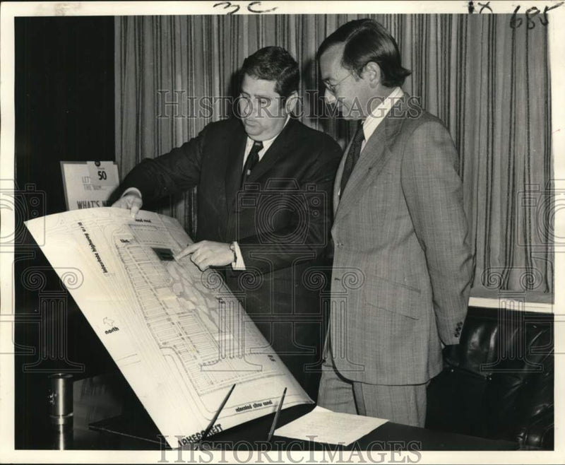 Load image into Gallery viewer, 1972 Press Photo Norman Zucker, Robert Sonfield view Maison Blanche drawings
