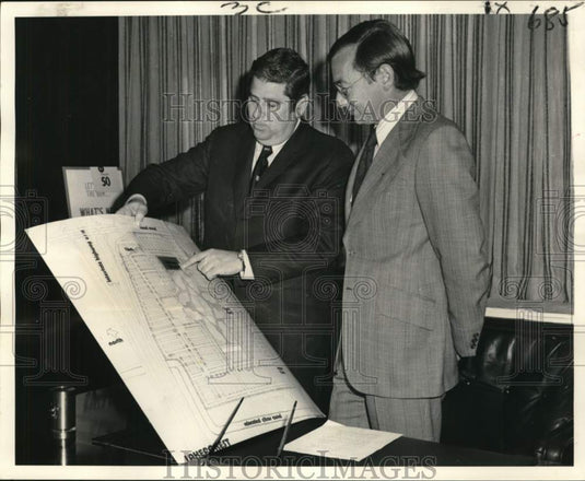 1972 Press Photo Norman Zucker, Robert Sonfield view Maison Blanche drawings