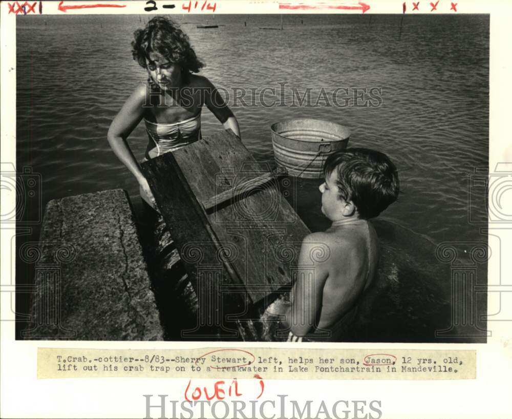 1983 Press Photo Sherry Stewart helps son Jason lift crab trap - noc62644- Historic Images