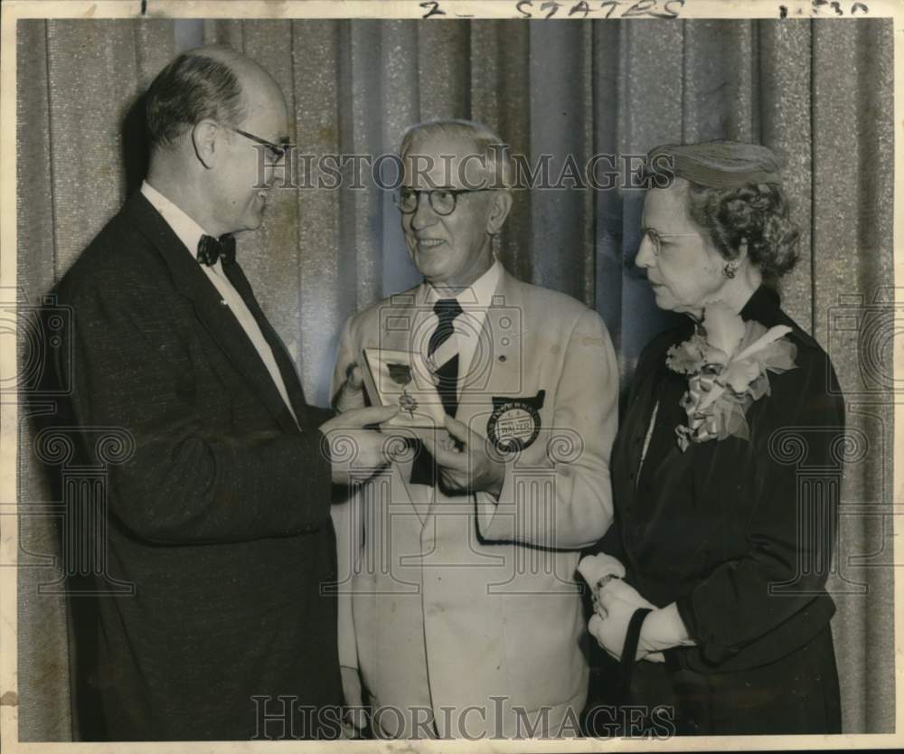 1953 Press Photo Roy Keaton honors Walter L. Snider of the Lions International