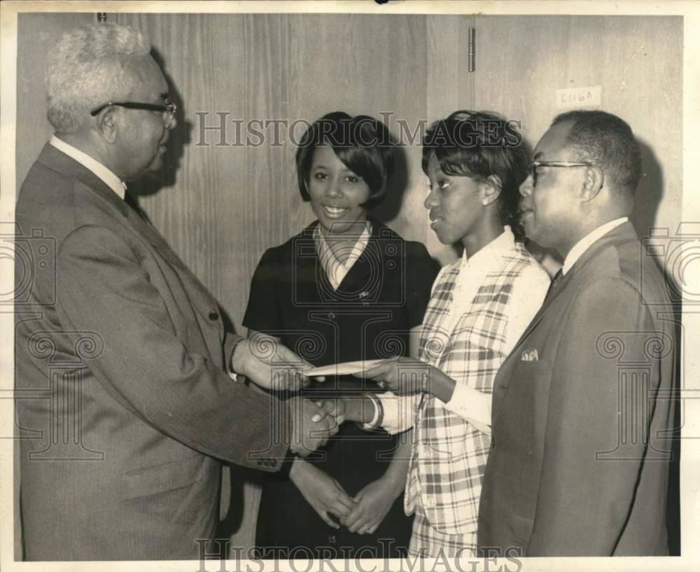 1969 Press Photo Southern University honor students congratulated in New Orleans