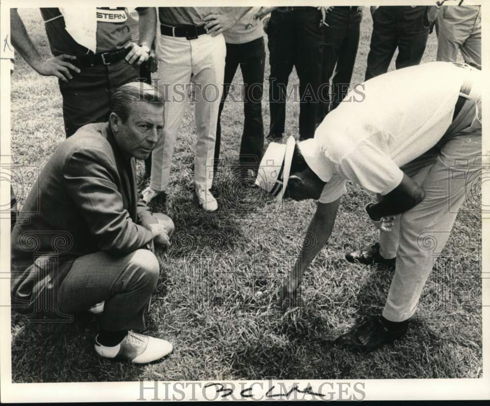 1970 Press Photo PGA official Jack Sterling assisting Metairie&#39;s Freddie Haas- Historic Images