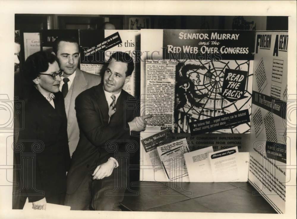 1954 Press Photo Philip Stern points to Senator Murray poster to crowd