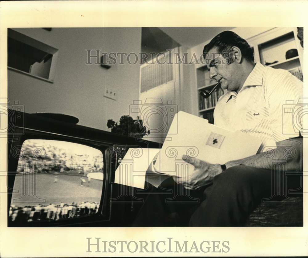 1970 Press Photo Jimmy Snyder watches golf match on TV - noc62863- Historic Images