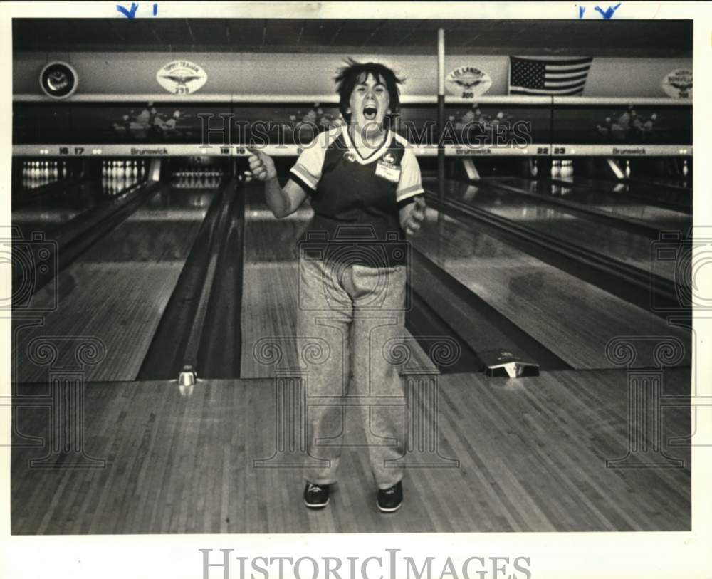 1984 Press Photo Sandra Foster rejoices after her first strike- Special Olympics- Historic Images