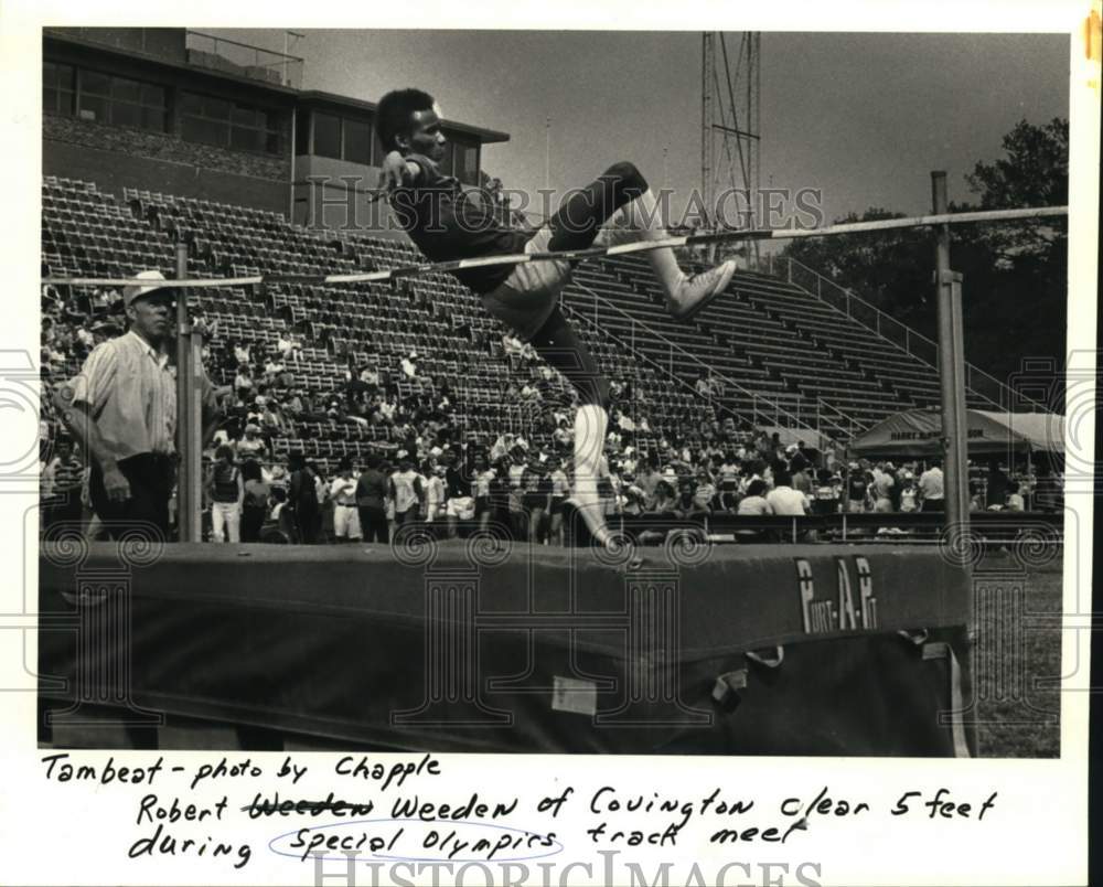 1981 Press Photo Robert Weeden clears 5 feet during Special Olympics track meet- Historic Images