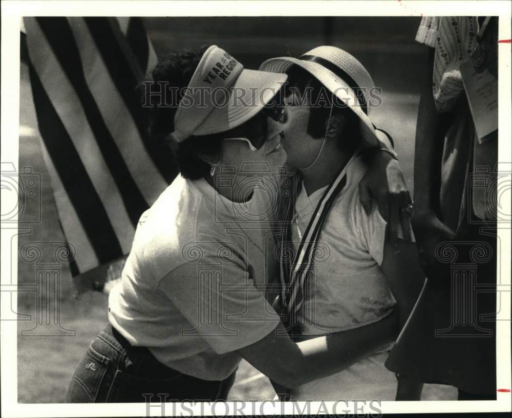 1986 Press Photo Adrine Franks gives Hoa Thi Nguyen a hug at Special Olympics- Historic Images