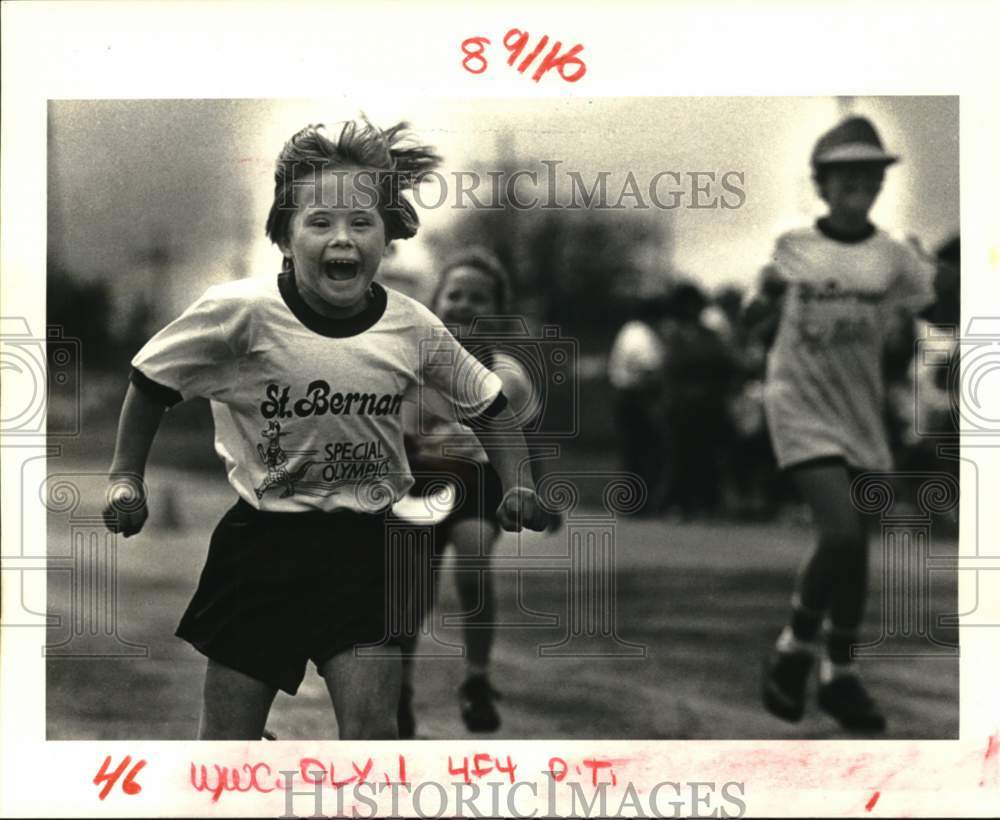 1986 Press Photo Chris Kelly in 50 meter dash at St. Bernard Special Olympics- Historic Images