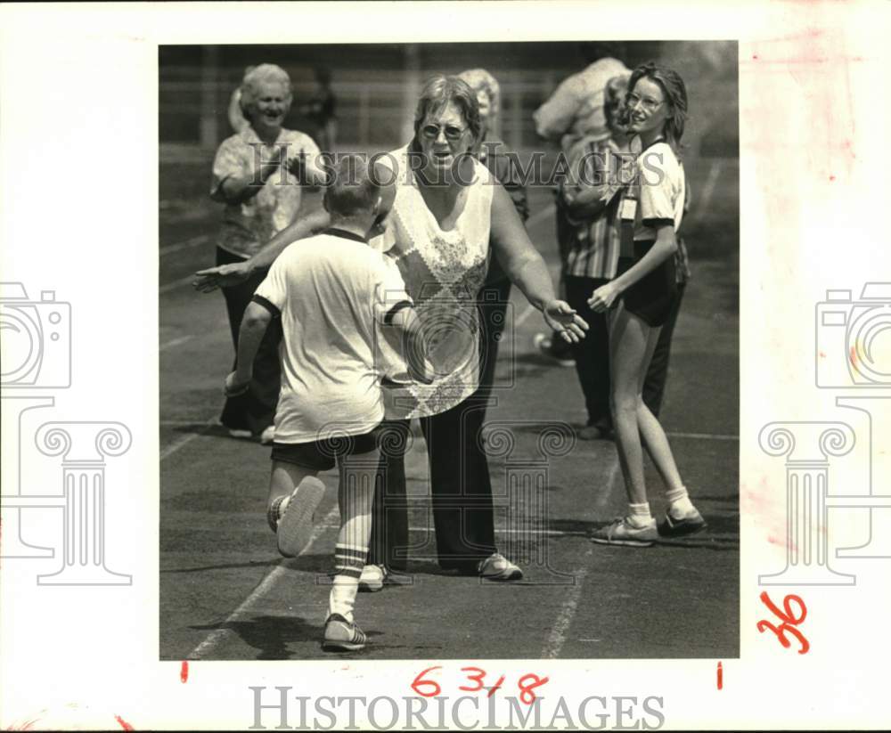 1986 Press Photo Frances Arias reaches for her son Peanut- Special Olympics- Historic Images