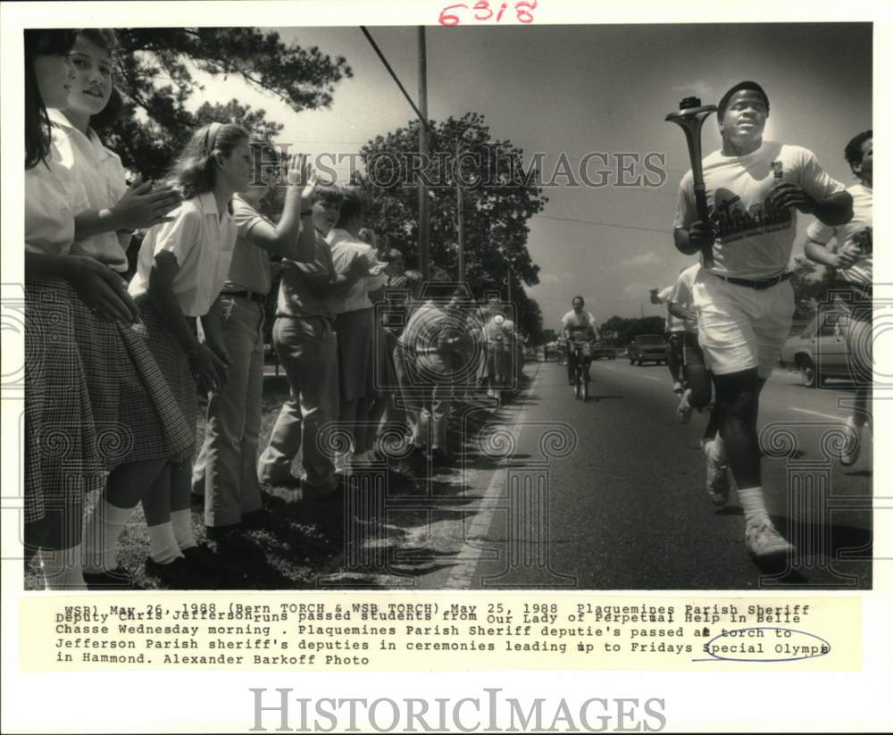 1988 Press Photo Sheriff Deputy Chris Jefferson runs passed students- Historic Images