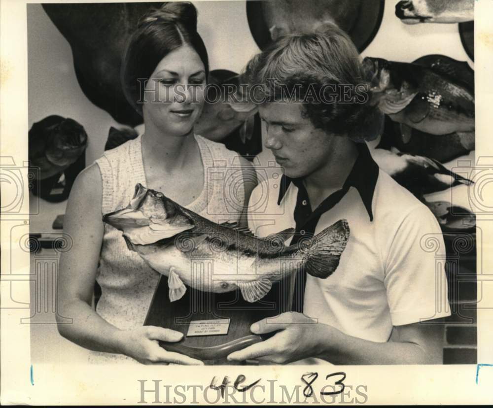 1975 Press Photo Mrs. Joe Coombs awards Mike Stiegler fish trophy at bass rodeo- Historic Images