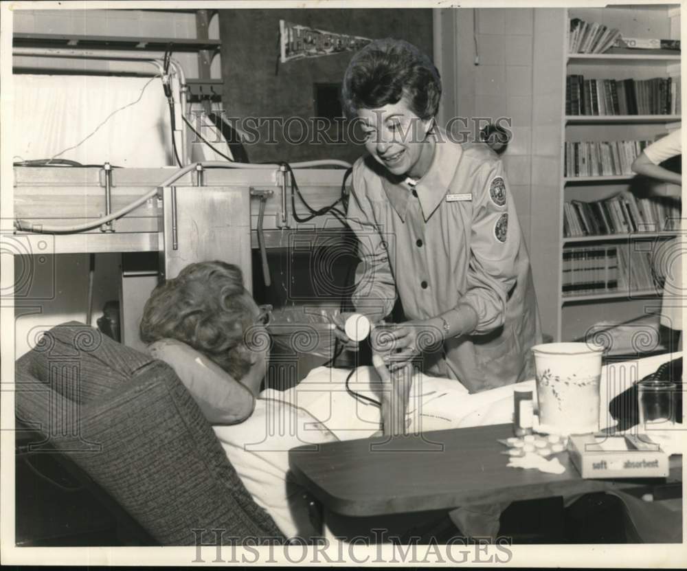 1968 Press Photo Mrs. Warren Stern volunteer at Touro Infirmary hemodialysis
