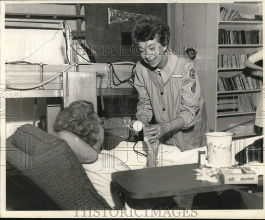 1968 Press Photo Mrs. Warren Stern volunteer at Touro Infirmary hemodialysis