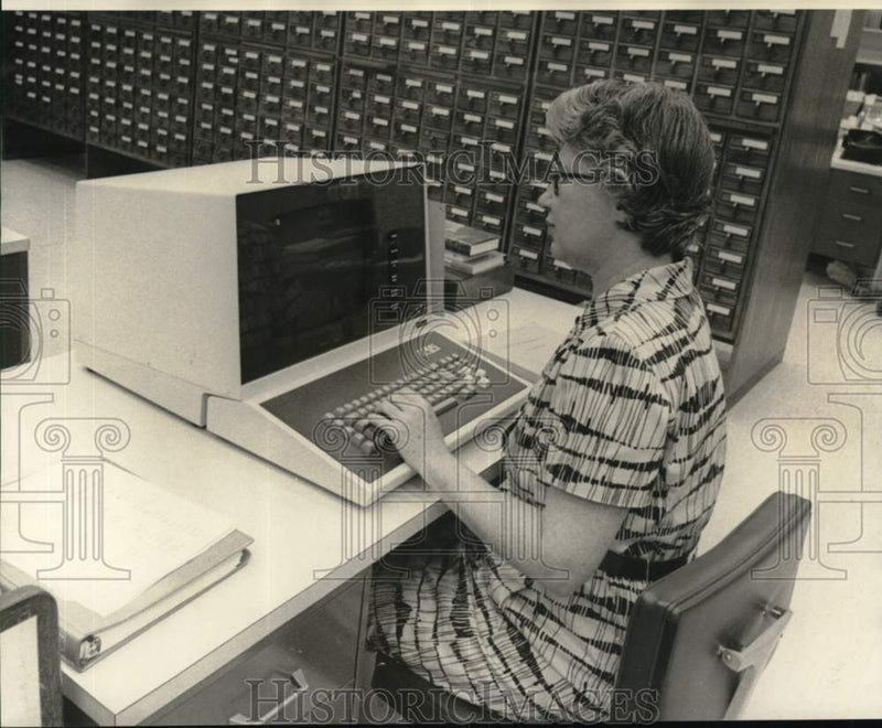 Load image into Gallery viewer, 1975 Press Photo Department head Jane Stevens works on Tulane library computer
