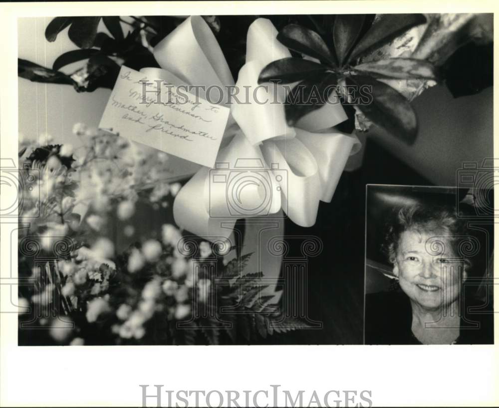 1995 Press Photo Memorial photo of Mary Stephenson grouped with flowers