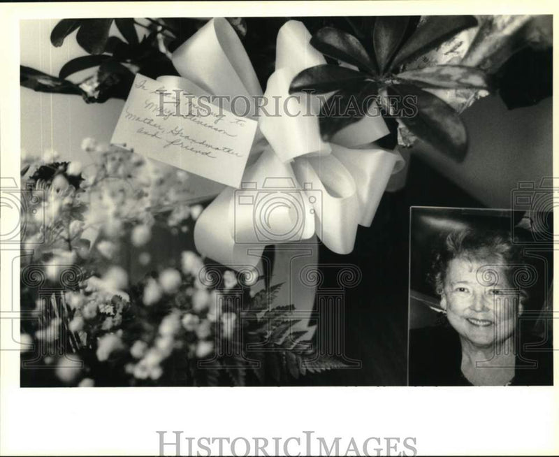 Load image into Gallery viewer, 1995 Press Photo Memorial photo of Mary Stephenson grouped with flowers

