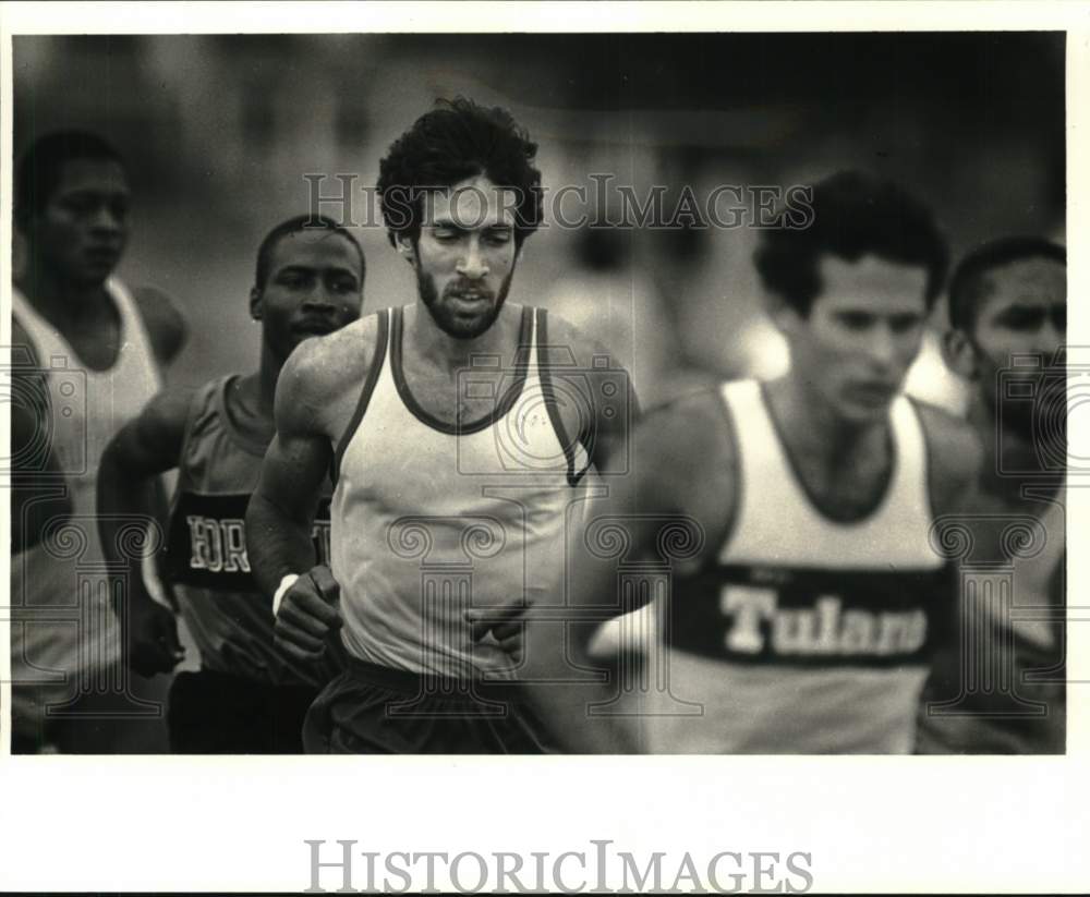 1986 Press Photo Randy Stevens stays in the pack at the 1500 meter race- Historic Images