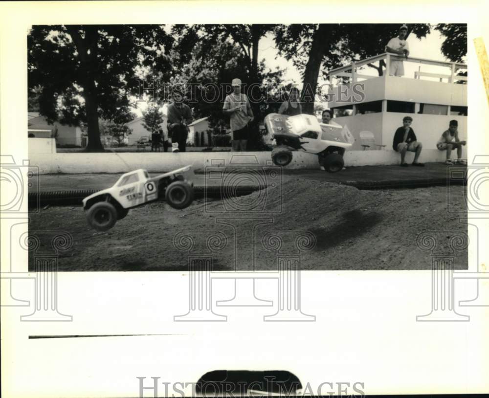 1990 Press Photo Racers watch the trucks on a jump during races in Chalmette.- Historic Images