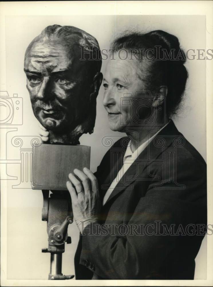 1958 Press Photo Sculptress Suzanne Silvercruys Stevenson in Connecticut home- Historic Images