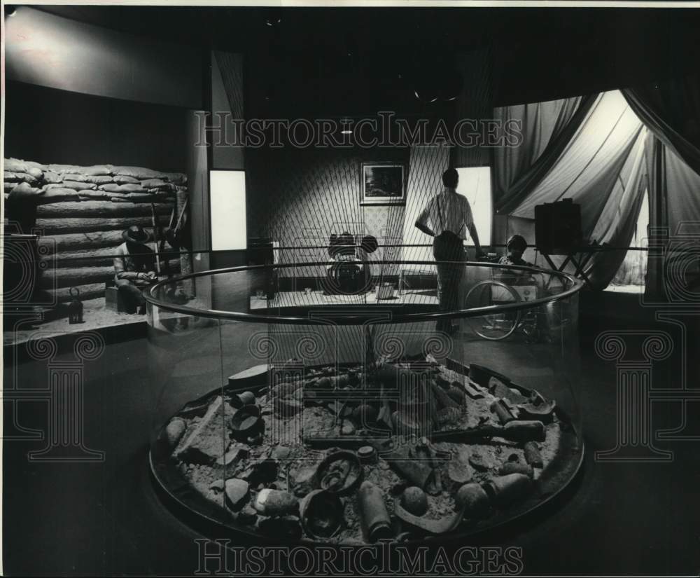 1975 Press Photo Man views display at Vicksburg, Mississippi museum - noc63386