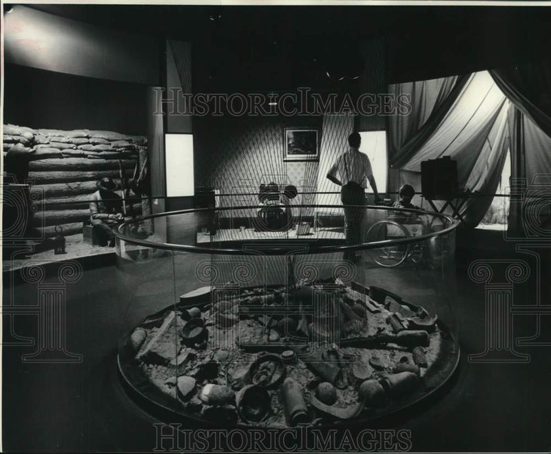 Load image into Gallery viewer, 1975 Press Photo Man views display at Vicksburg, Mississippi museum - noc63386
