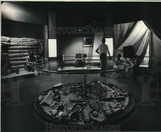 1975 Press Photo Man views display at Vicksburg, Mississippi museum - noc63386